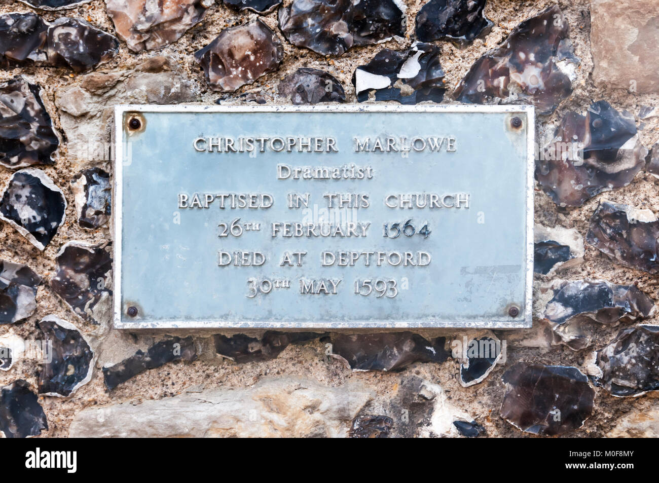 Plakette auf der St George's Tower Aufnahme die Taufe von Christopher Marlowe in der Kirche des Hl. Georg der Märtyrer in Canterbury. Stockfoto