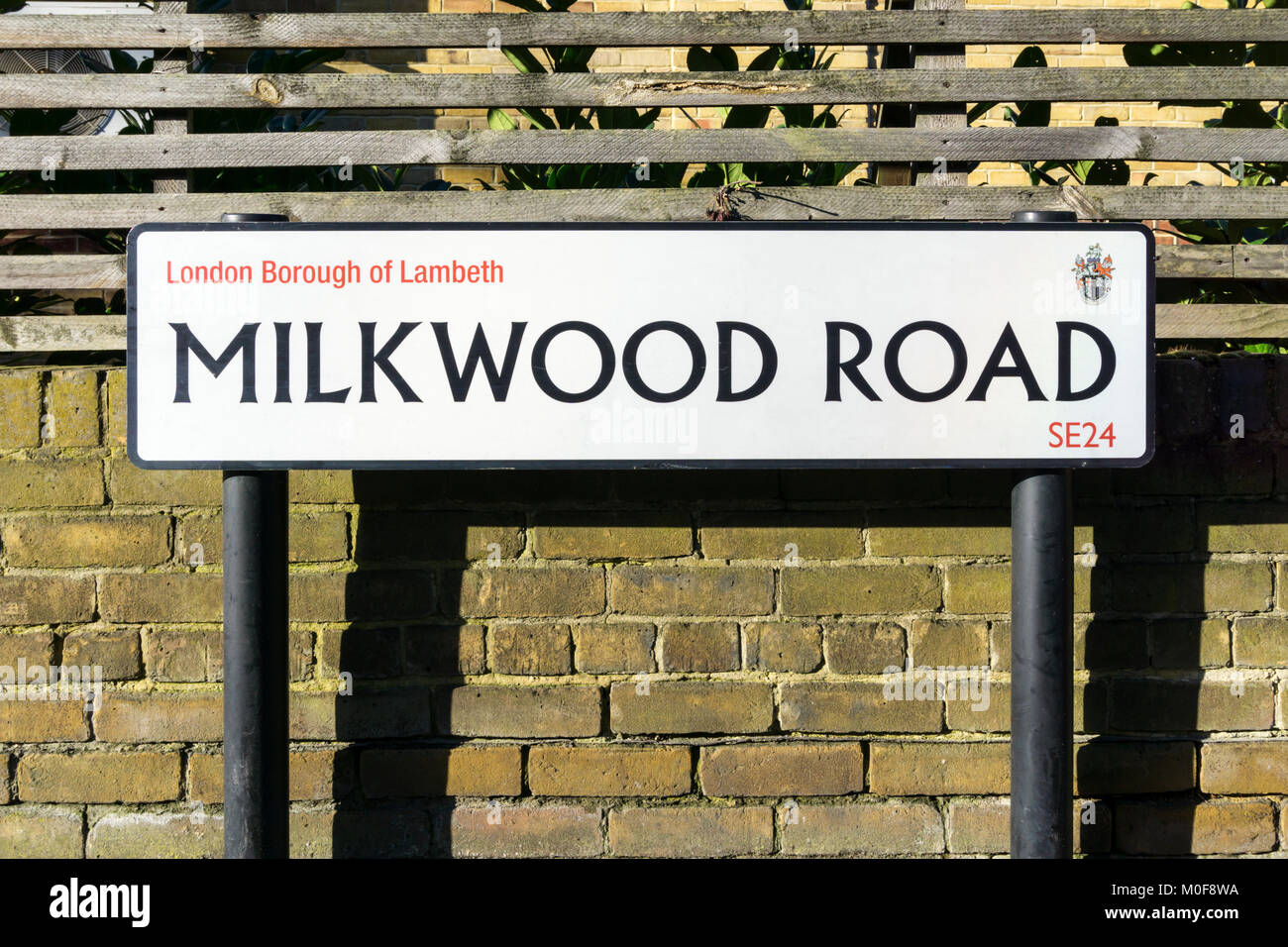Milkwood Straße in Herne Hill wird geglaubt, Dylan Thomas' Inspiration für den Titel unter Milch Holz zu sein. Er trank regelmäßig im Half Moon gegenüber Stockfoto