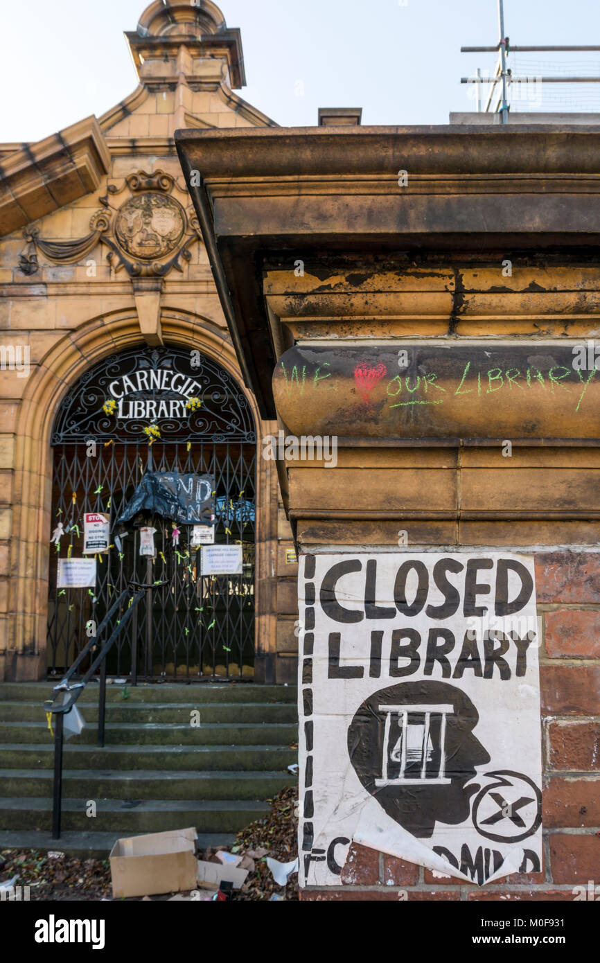 Eine geschlossene Bibliothek Plakat auf der geschlossenen Carnegie Library in Herne Hill, Lambeth. Stockfoto