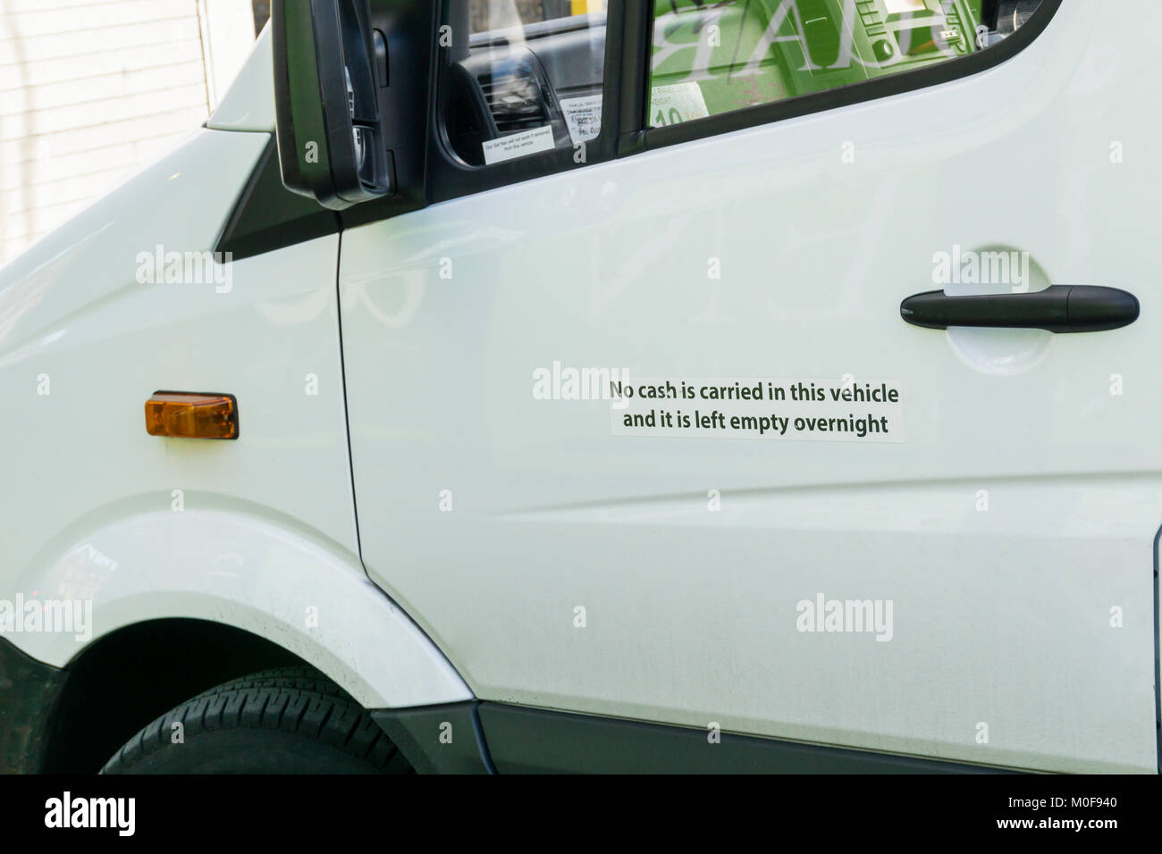 Ein Zeichen auf einem weißen Van lautet "Kein Bargeld ist in diesem Fahrzeug durchgeführt und es ist leer, über Nacht. Stockfoto