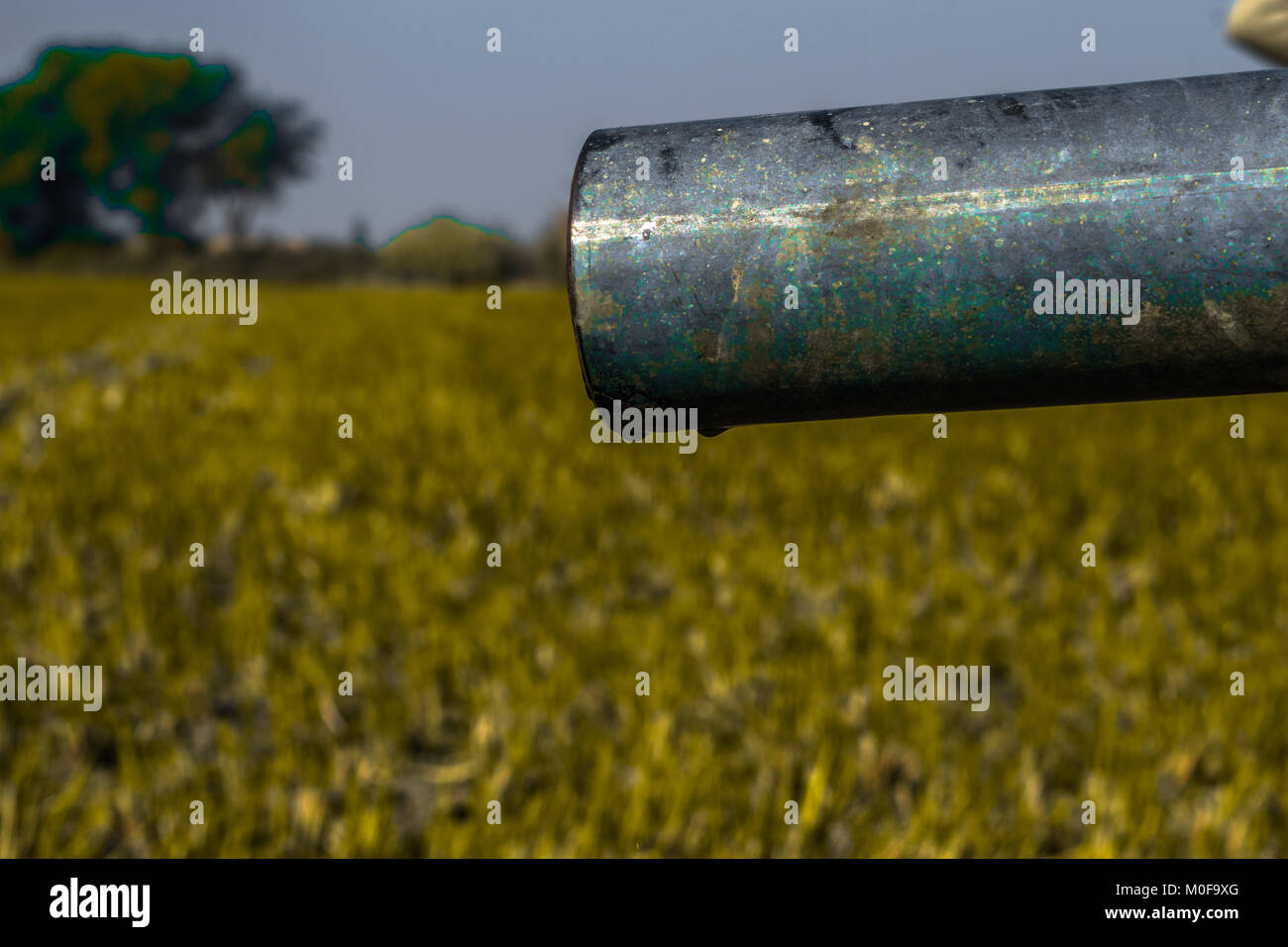 Ein schweres Rohr Bohrloch, das Bewässerung wegen der Wasserknappheit stoppen Stockfoto