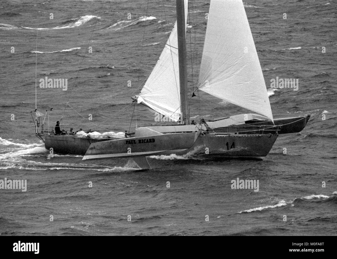 AJAXNETPHOTO. NOVEMBER, 1982. St. Malo, Frankreich. - ROUTE DU RHUM - TRAGFLÜGELBOOT TRIMARAN PAUL RICARD MIT SKIPPER VON ERIC TABARLY KÖPFE WEST DOWN KANAL NACH DEM STARTEN. Foto: Jonathan Eastland/AJAX REF: 821007 24008 Stockfoto