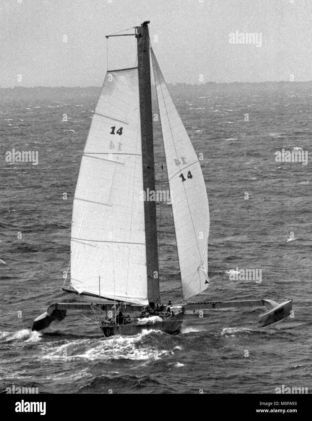 AJAXNETPHOTO. NOVEMBER, 1982. St. Malo, Frankreich. - ROUTE DU RHUM - TRAGFLÜGELBOOT TRIMARAN PAUL RICARD MIT SKIPPER VON ERIC TABARLY KÖPFE WEST DOWN KANAL NACH DEM STARTEN. Foto: Jonathan Eastland/AJAX REF: 821007 F 4098 Stockfoto