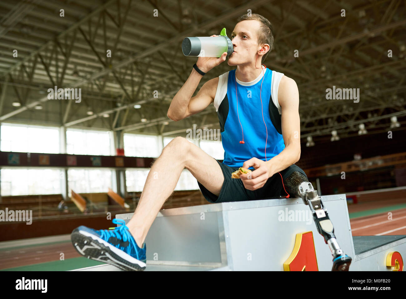 Behinderte Sportler Essen auf dem Podium Stockfoto