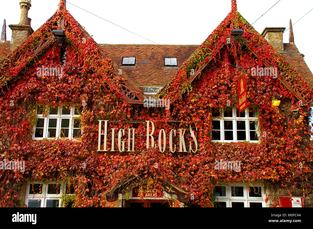 Die hohen Felsen für Konferenzen und Hochzeiten Veranstaltungsort in Tunbridge Wells, Kent mit Front im Herbst rot klettern Weinstock. Farben des Herbstes. Herbstfarben Stockfoto