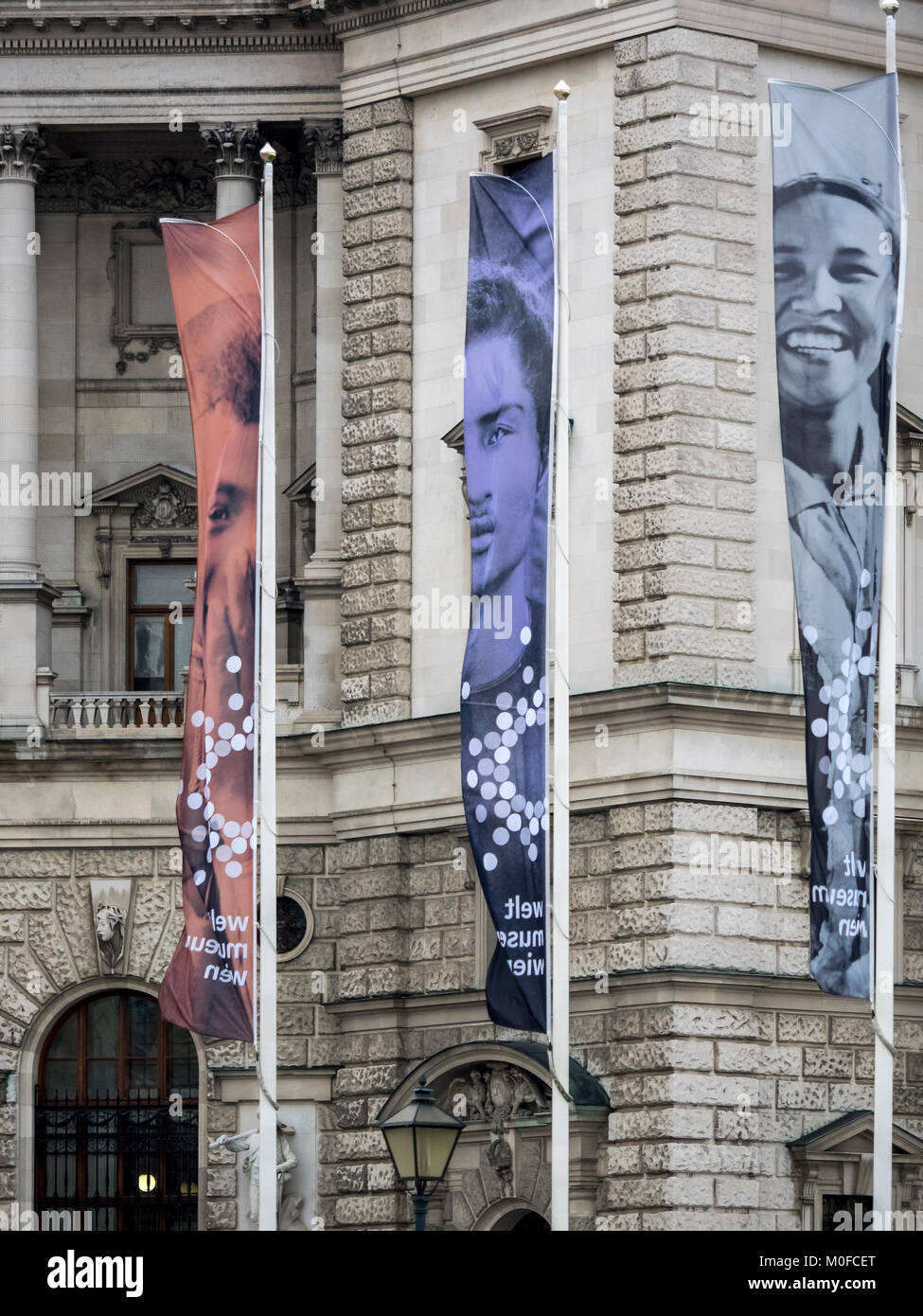 WIEN, ÖSTERREICH - 06. DEZEMBER 2017: Bannerschilder vor dem Weltmuseum Wien - ein Ethnologisches Museum Stockfoto