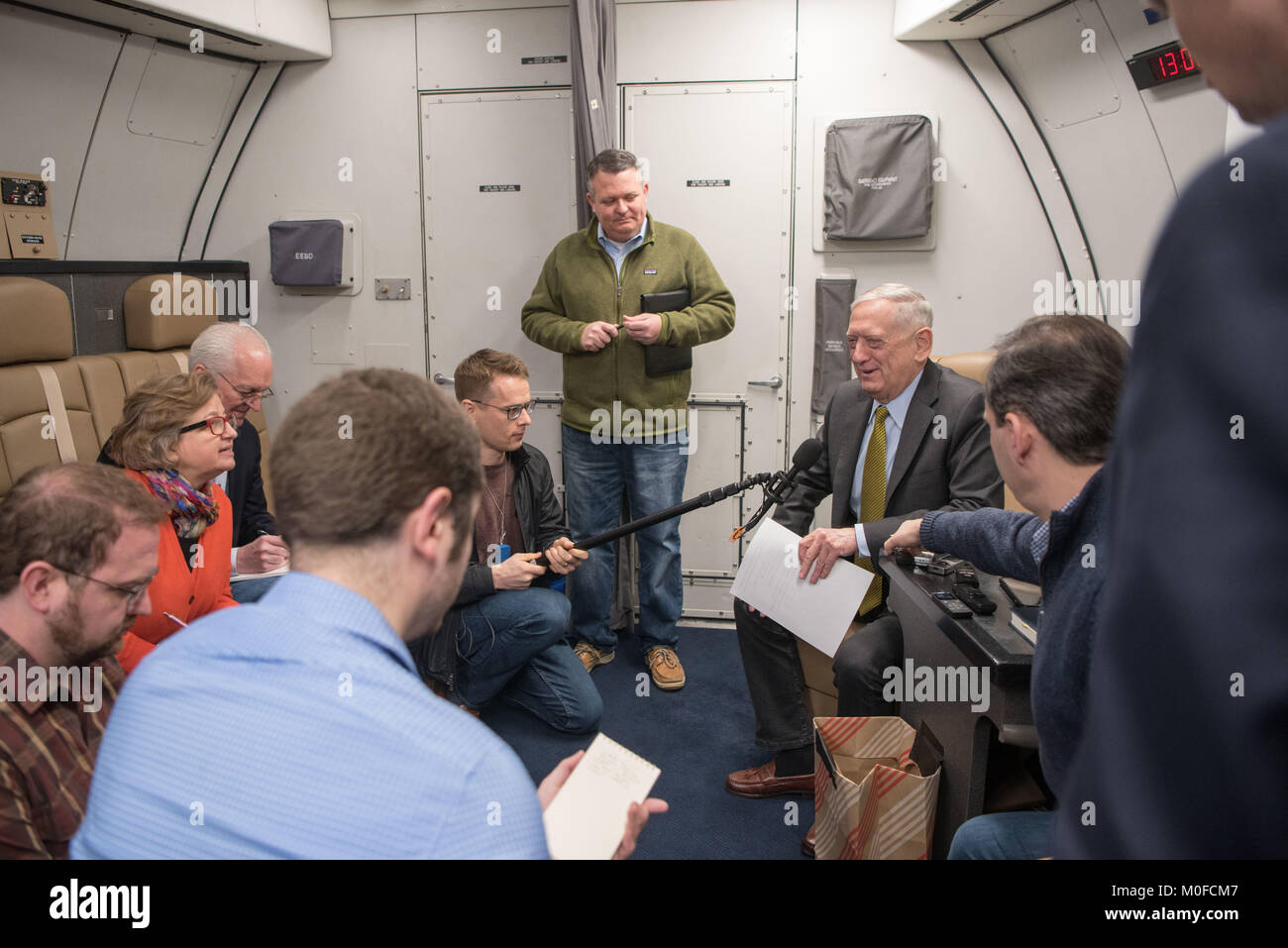 Verteidigungsminister James N. Mattis spricht mit Mitglieder der Medien während ein Flug nach Jakarta, Indonesien am 21.01.2018. Stockfoto