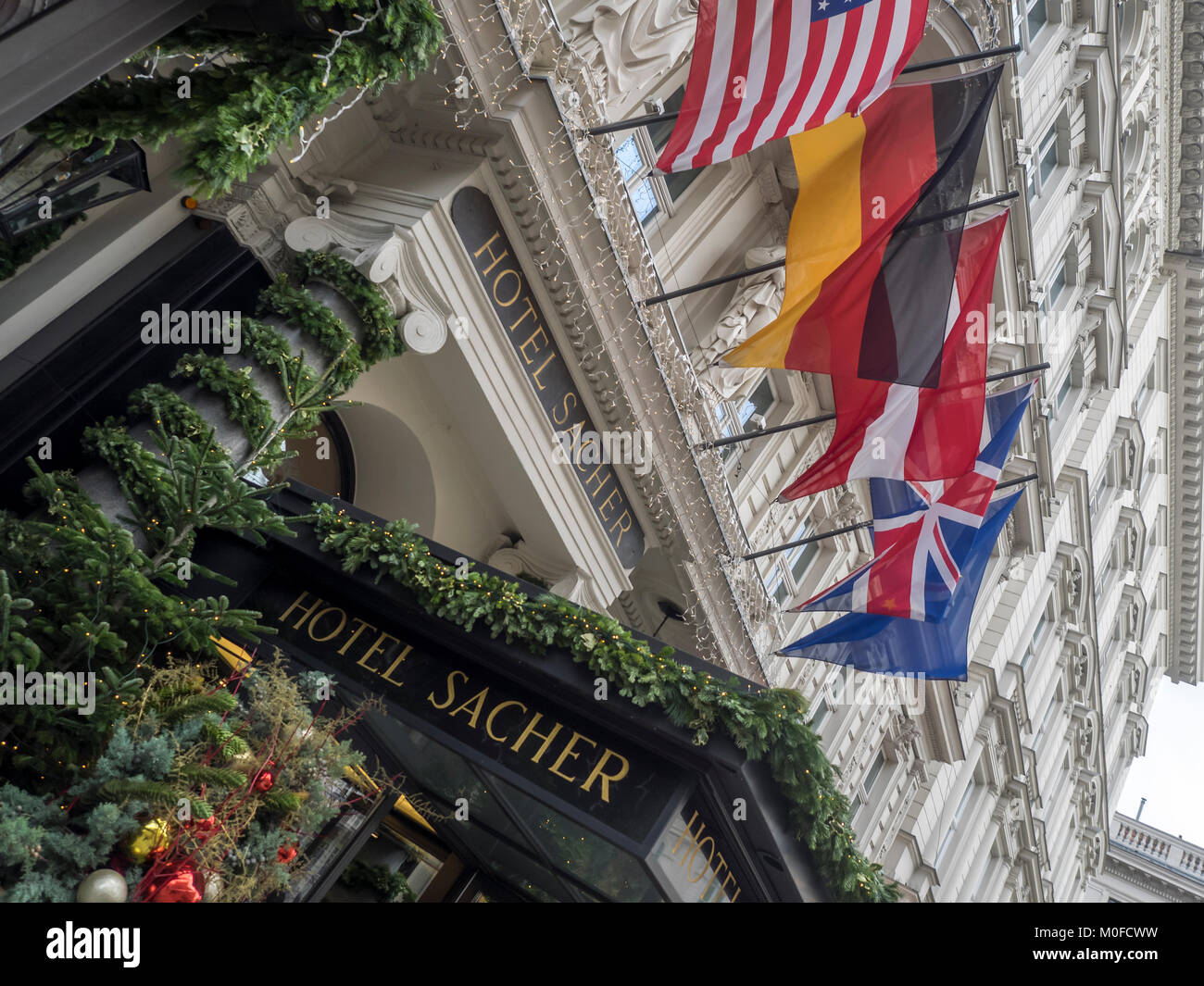 WIEN, ÖSTERREICH - 06. DEZEMBER 2017: Café Sacher Wein an der Philharmoniker Straße Stockfoto