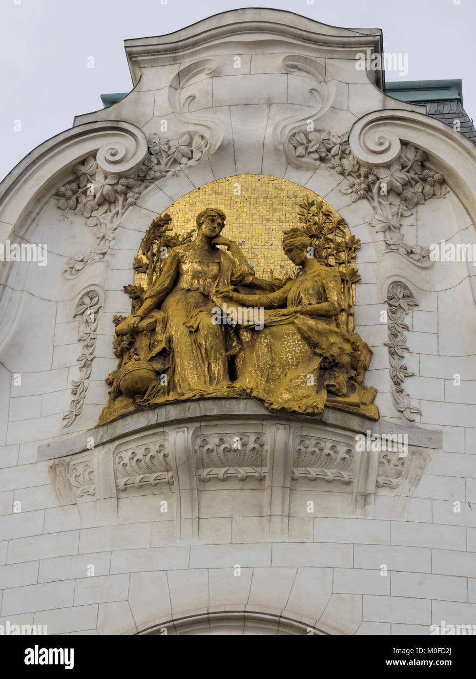 WIEN, ÖSTERREICH - 06. DEZEMBER 2017: Architektonisches Detail auf dem französischen Botschaftsgebäude in der Wipplingerstraße Stockfoto