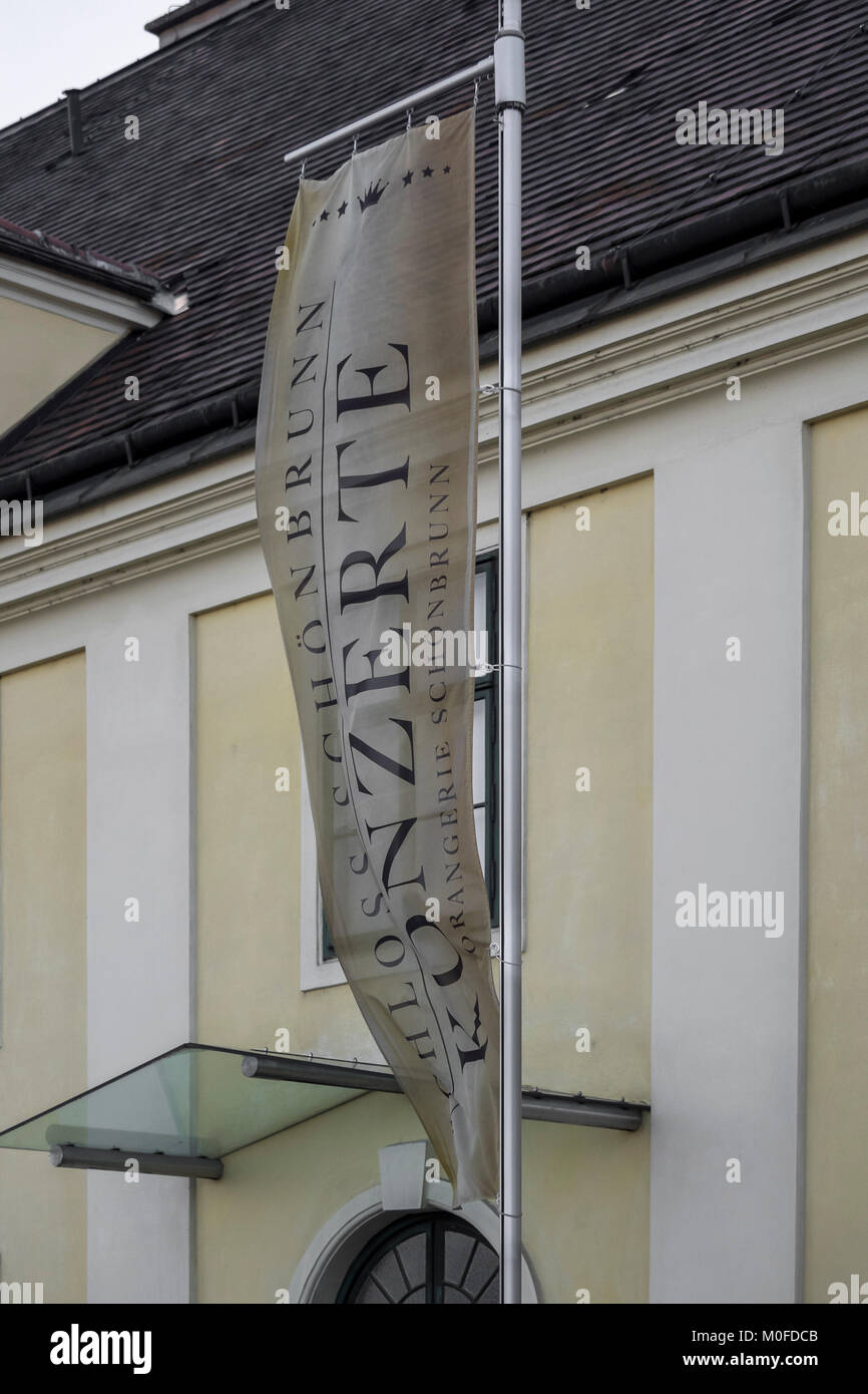WIEN, ÖSTERREICH - 06. DEZEMBER 2017: Bannerschild für ein Konzert vor dem Schloss Schönbrunn Stockfoto