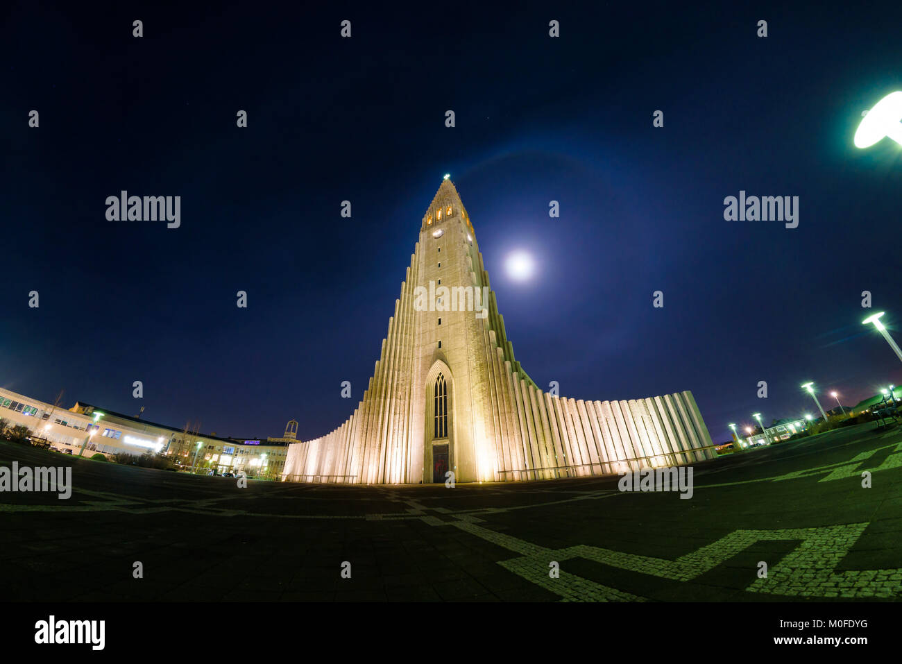 Hallgrimskirkja (Kirche von Hallgrimur), Lutheraner (Kirche von Island) Pfarrkirche in Reykjavik, Island. Night Shot mit Vollmond Ring und klaren Himmel Stockfoto