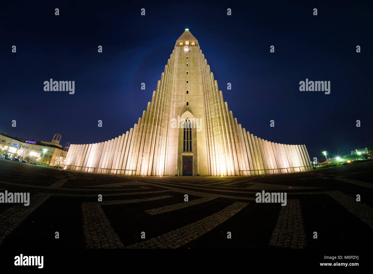 Hallgrimskirkja (Kirche von Hallgrimur), Lutheraner (Kirche von Island) Pfarrkirche in Reykjavik, Island. Night Shot mit Vollmond Ring und klaren Himmel Stockfoto