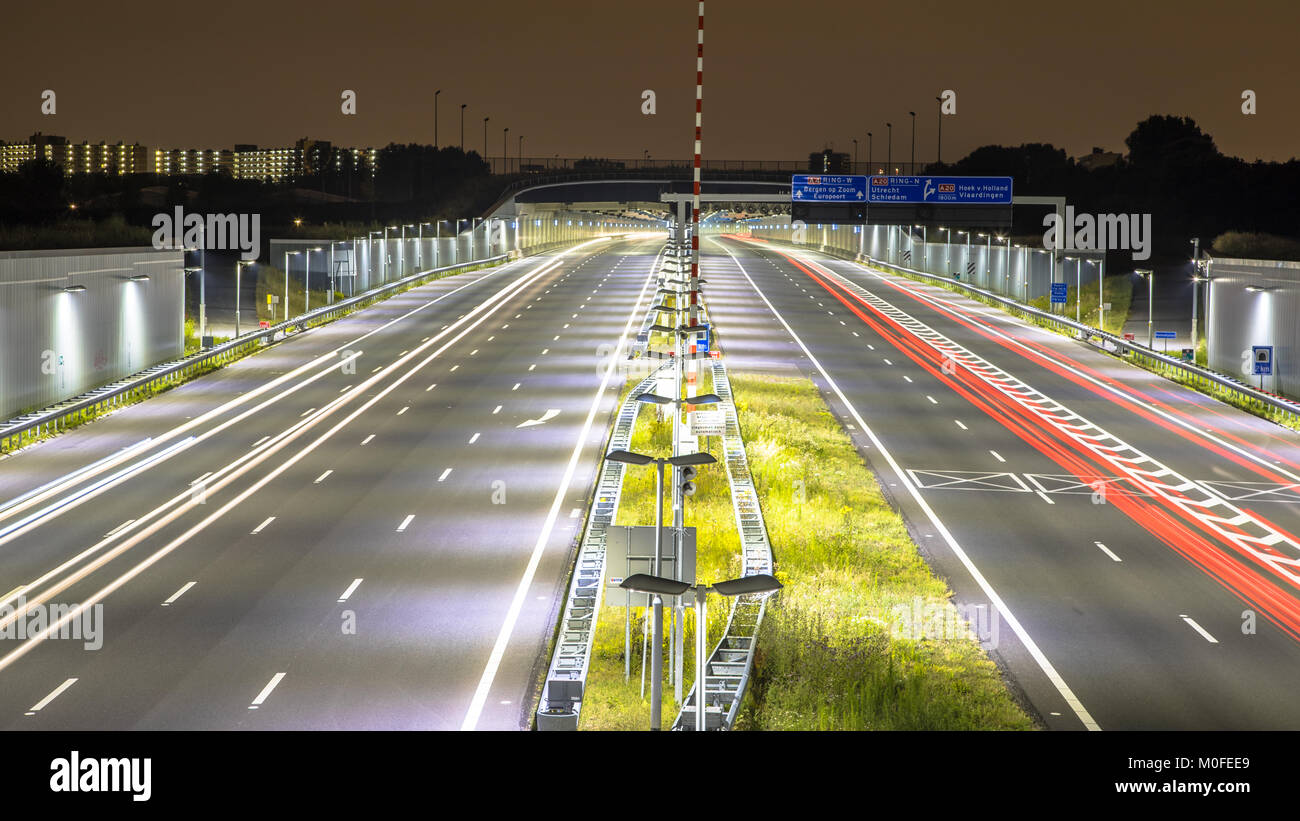 Autobahn mit Tunnel in der Nacht mit unscharfen Auto Scheinwerfer durch lange Belichtung Stockfoto