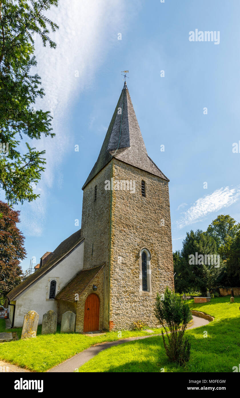 Blick auf die Fassade des historischen St. Nicholas Kirche, eine alte pre-normannische Kirche in Compton, einem Dorf in der Nähe von Guildford, Surrey, South East England Stockfoto