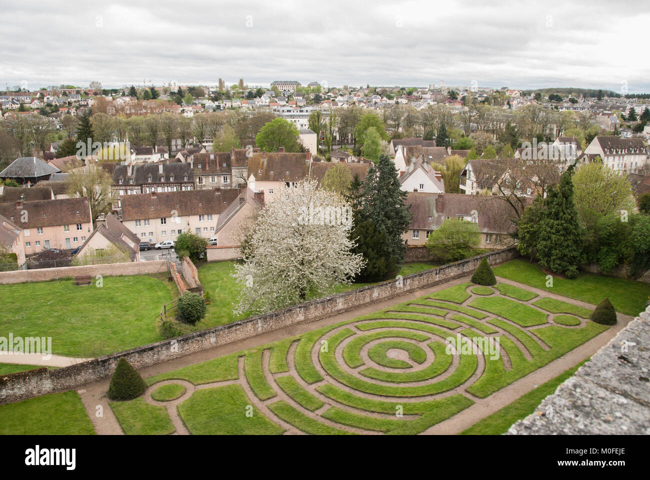 Blick über Chartres von oben das Labyrinth in Bishops Palace Garden Stockfoto