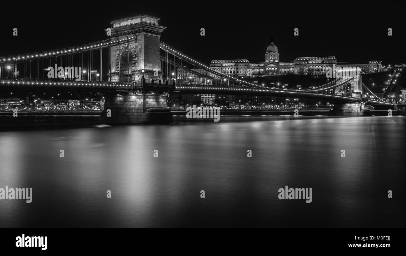 Der Széchenyi Kettenbrücke über die Donau (Donau) Fluss und die Budaer Burg bei Nacht. Stockfoto