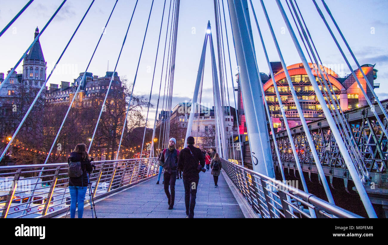 Golden Jubilee & Hungerford Eisenbahnbrücken mit Charing Cross Bahnhof hinter auf der rechten Seite. Stockfoto