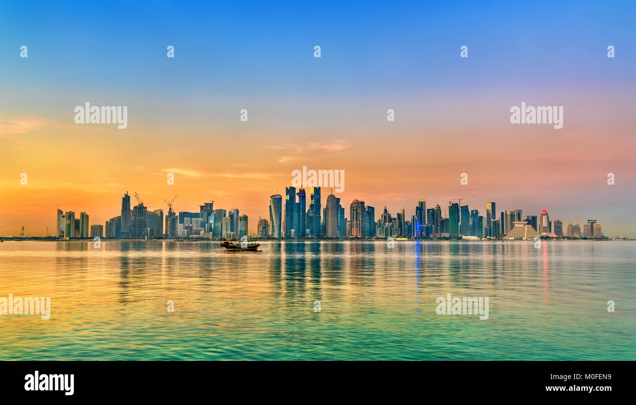 Skyline von Doha bei Sonnenuntergang. Die Hauptstadt von Qatar Stockfoto