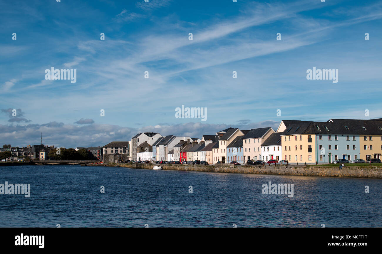 Bunte Gebäude entlang des langen Spaziergangs, am Claddagh in Galway, Irland. Stockfoto