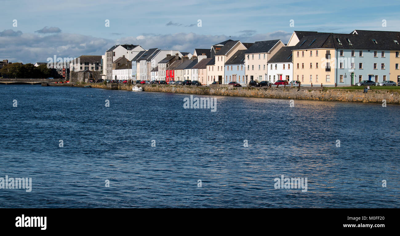 Bunte Gebäude entlang des langen Spaziergangs, am Claddagh in Galway, Irland. Stockfoto