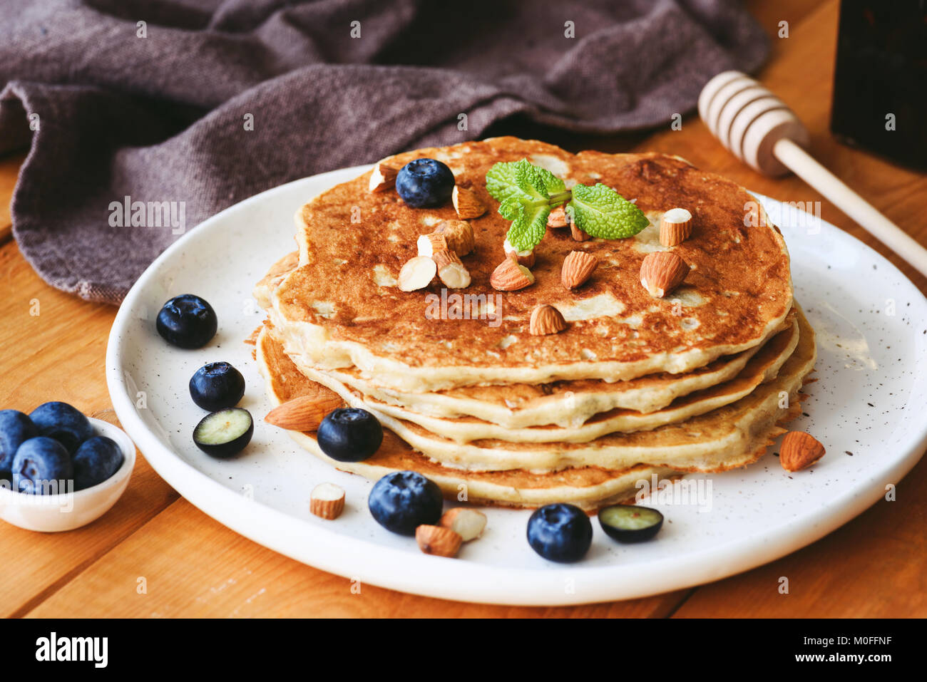 Mandel Pfannkuchen mit Heidelbeeren und minzeblatt. Diäten, gesunde Ernährung, gesundes Frühstück essen Stockfoto
