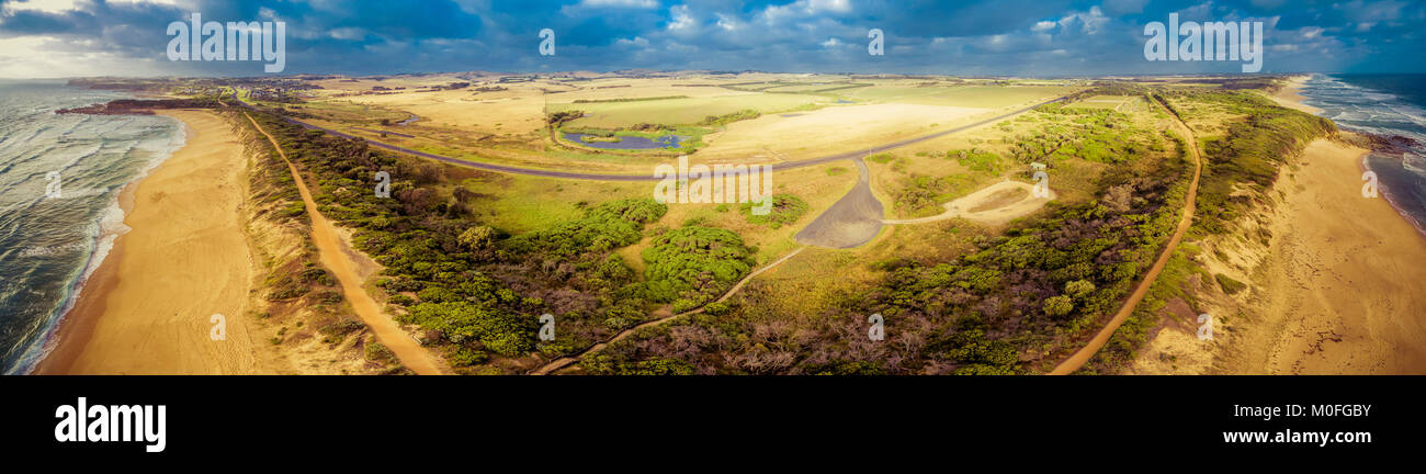 360° Ansicht luftbild Panorama der Bass Highway in Wiesen und Weiden in der Nähe des Ozeans in Victoria, Australien, Stockfoto