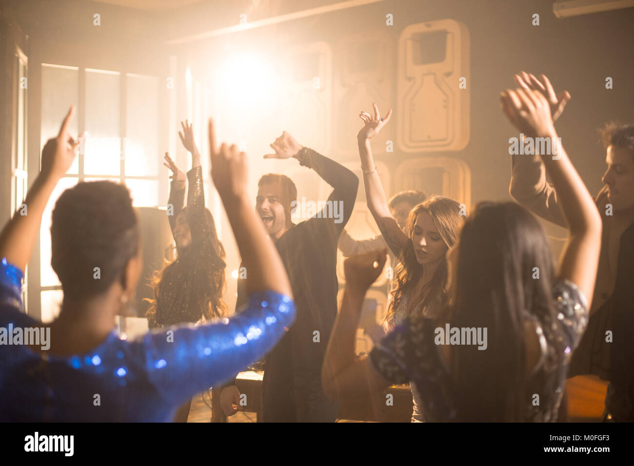 Die Menschen tanzen auf Party Stockfoto