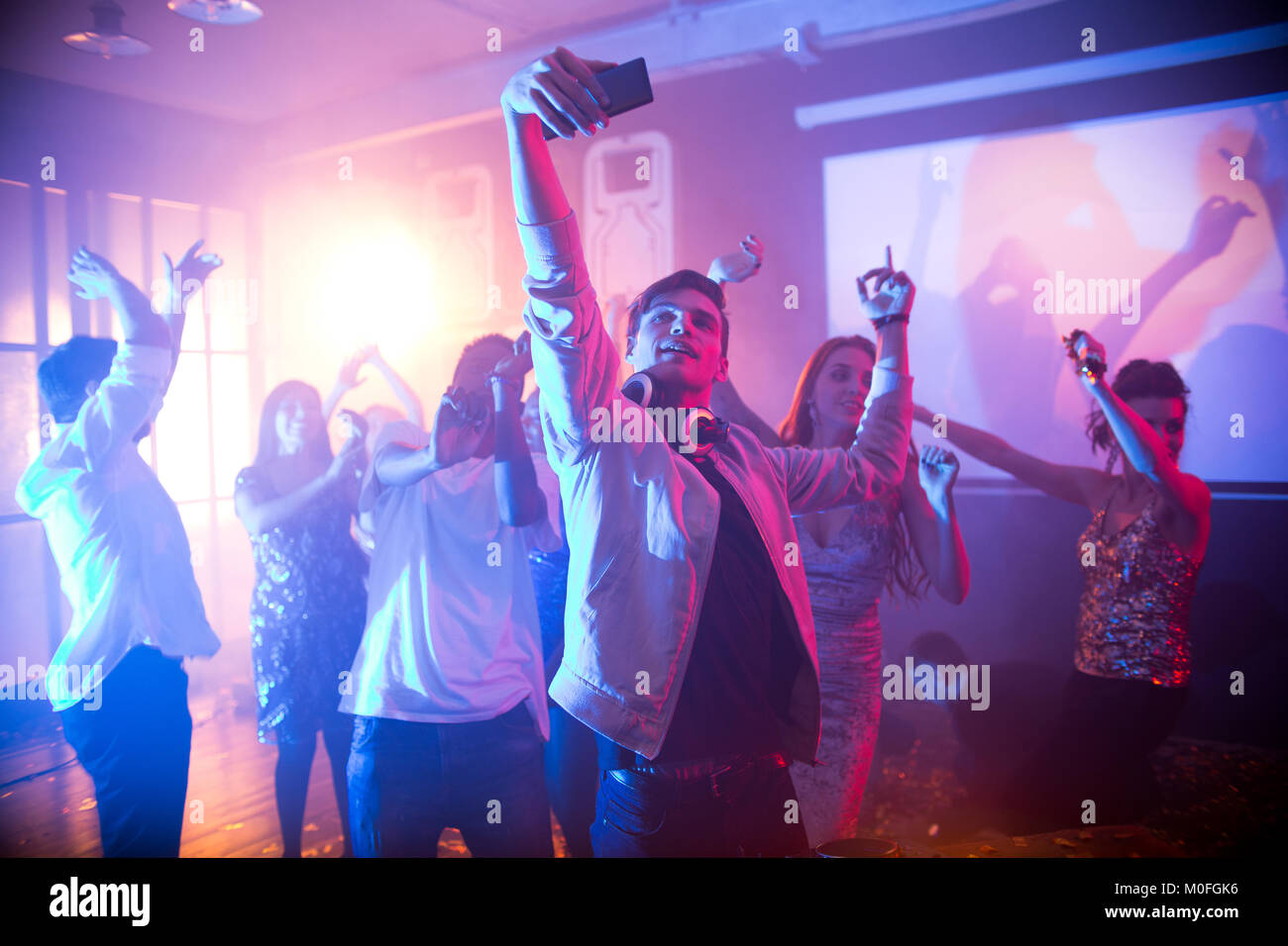 Teenager unter Selfie auf Tanzfläche Stockfoto