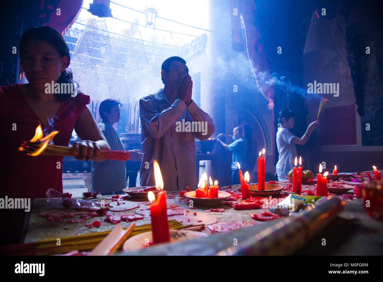 Vietnam - Januar 22, 2012: ein Mann betet im Tempel während der Feier der Vietnamesischen neues Jahr Stockfoto