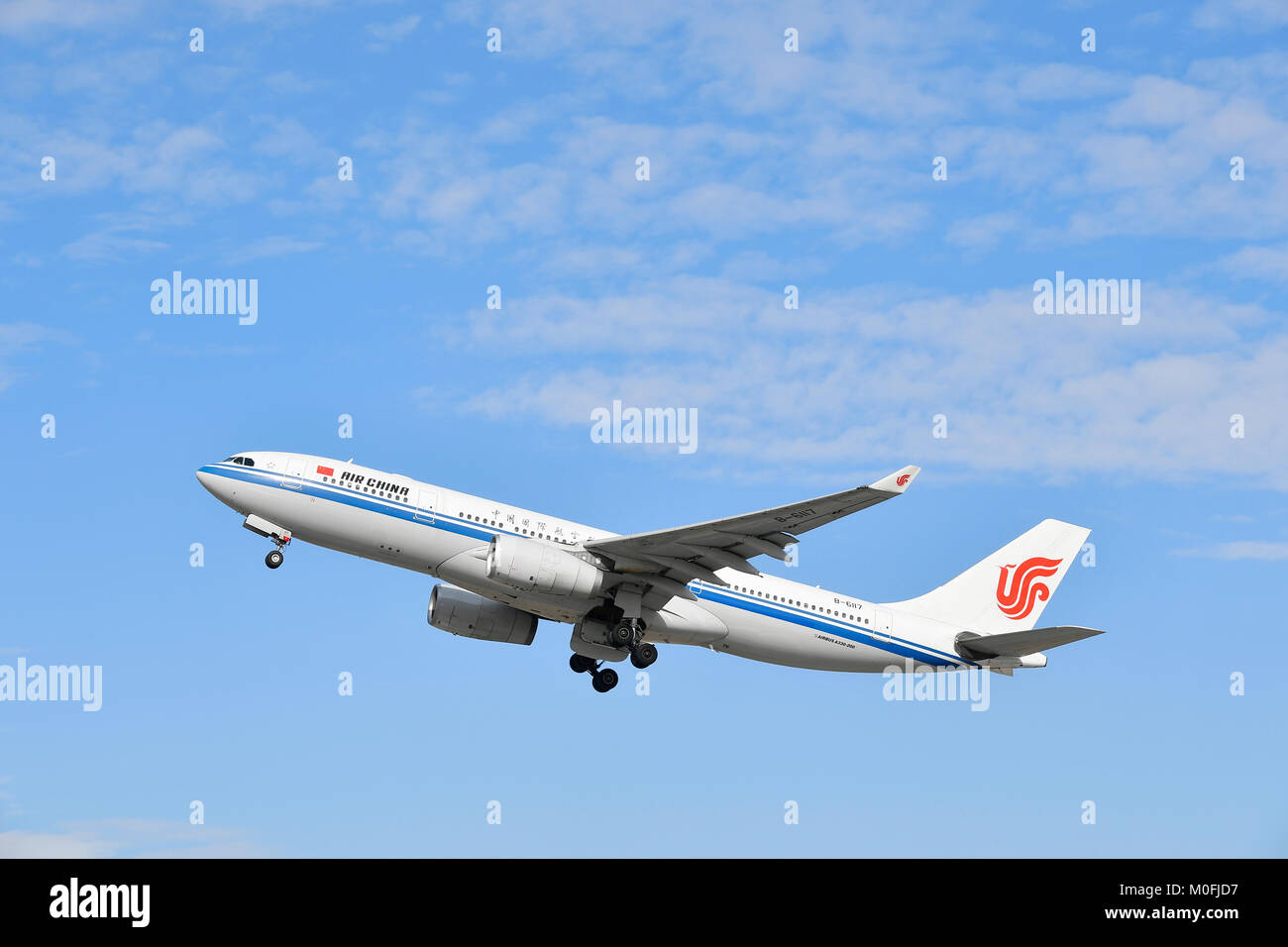 Air China, Airbus A330-200, A330, 200, Start, Flugzeug, Flugzeuge, Cloud, Cloud, Himmel, blau, Sonne, nehmen, Starten, nehmen Sie Stockfoto
