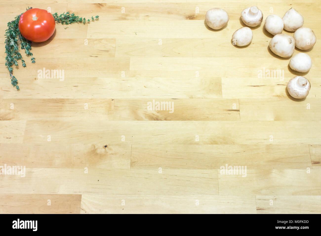 Tomaten, Thymian und Pilze auf Holzbrett Hintergrund. Gesunde vegane, vegetarische, glutenfreie Diät Konzept. Platz für Text. Stockfoto