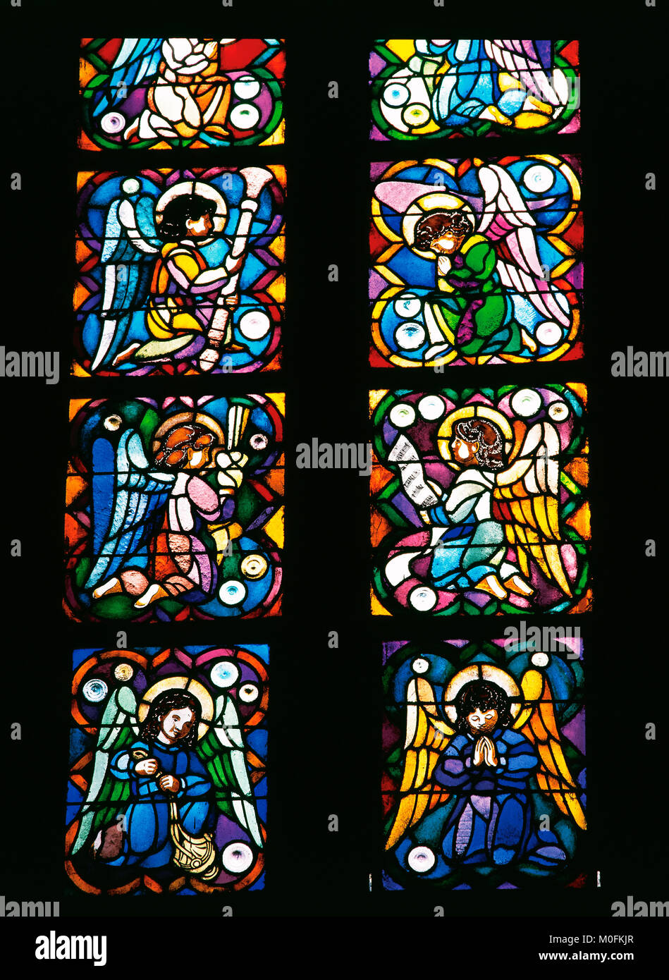 Glasmalerei. Roseton Sanctus. Krypta. Sagrada Familia. Glasmacher Eudald Ramon Amigo (1818-1885). Barcelona. Katalonien. Spanien. Stockfoto