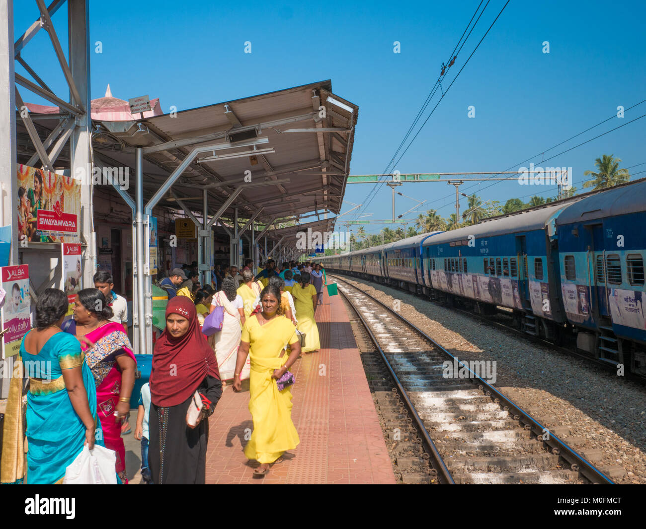 12/28/2017. Cochin, Kerala, Indien. Die Menschen warten geduldig auf ihren Zug in einer der belebtesten Bahnhöfen in Kerala. Stockfoto