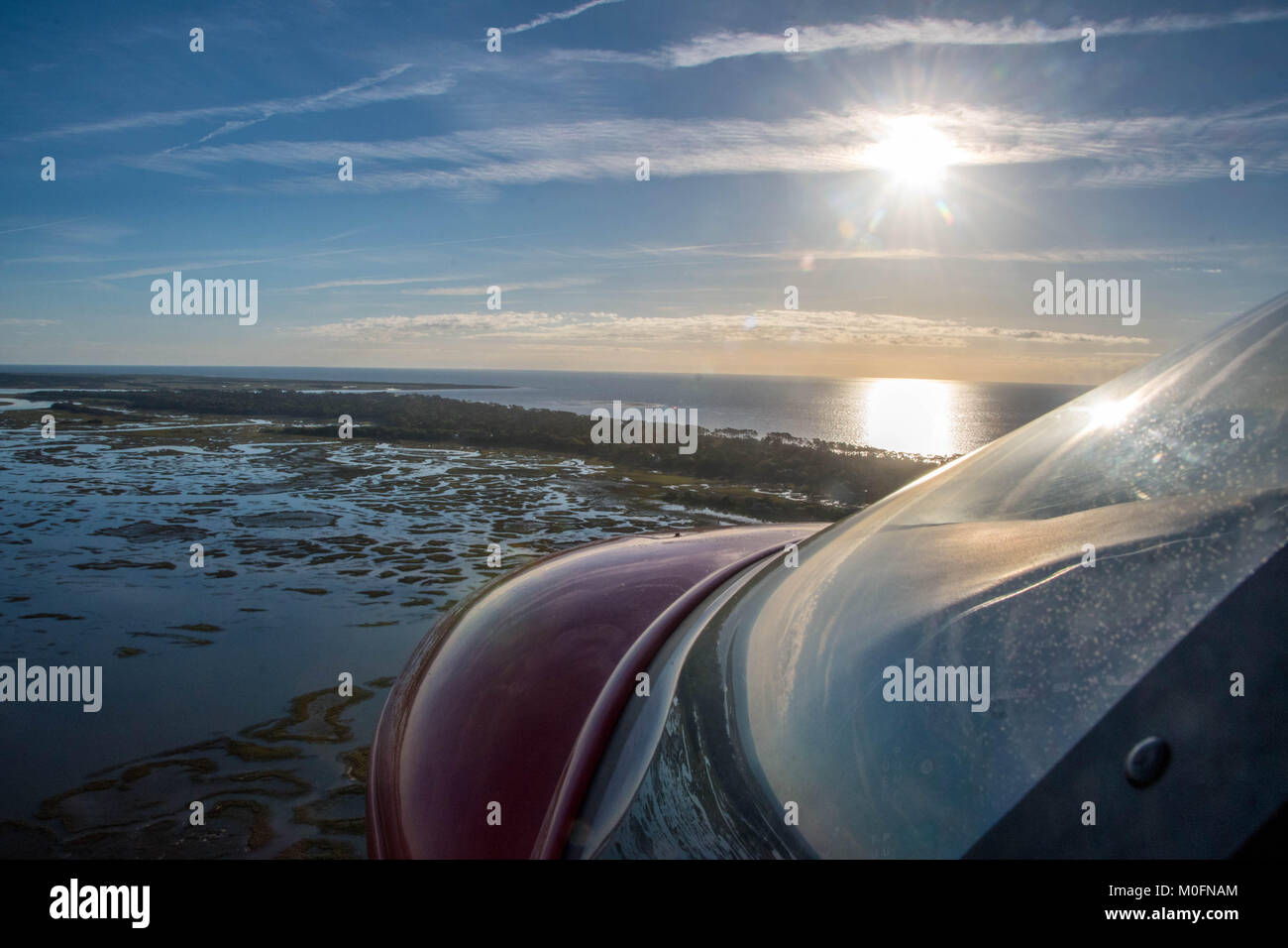 Schüsse auf die atemberaubende Küste Floridas und Wasserstraßen aus dem Cockpit eines Searey Wasserflugzeug. Stockfoto