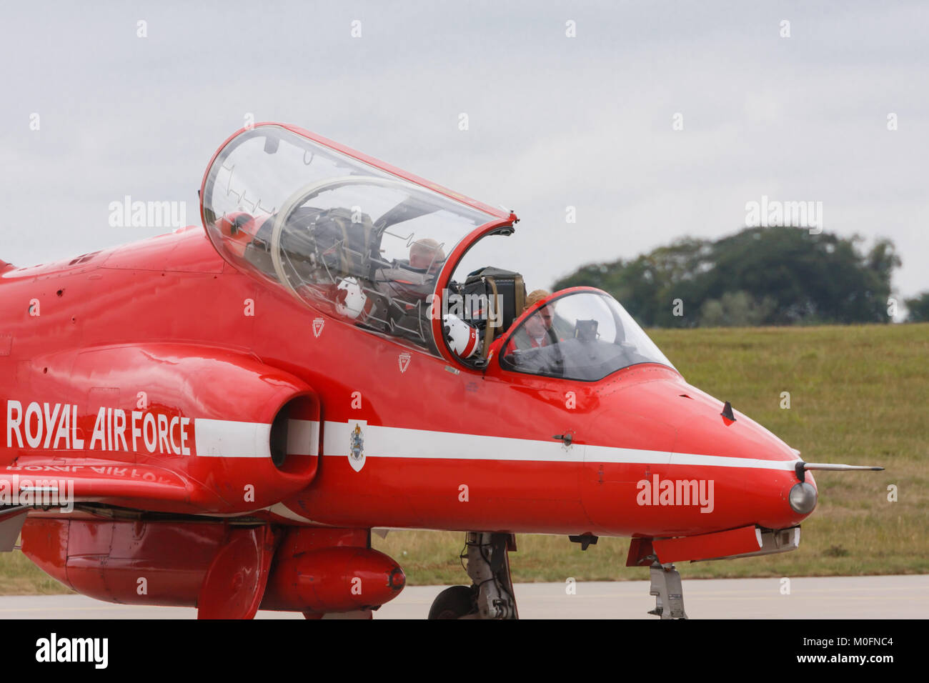 RAF Red Arrows Display Team, Flt Lt Kirsty Moore die roten Pfeile erste weibliche Piloten mit ihren Ingenieur im Cockpit einer Hawk T1, Stockfoto