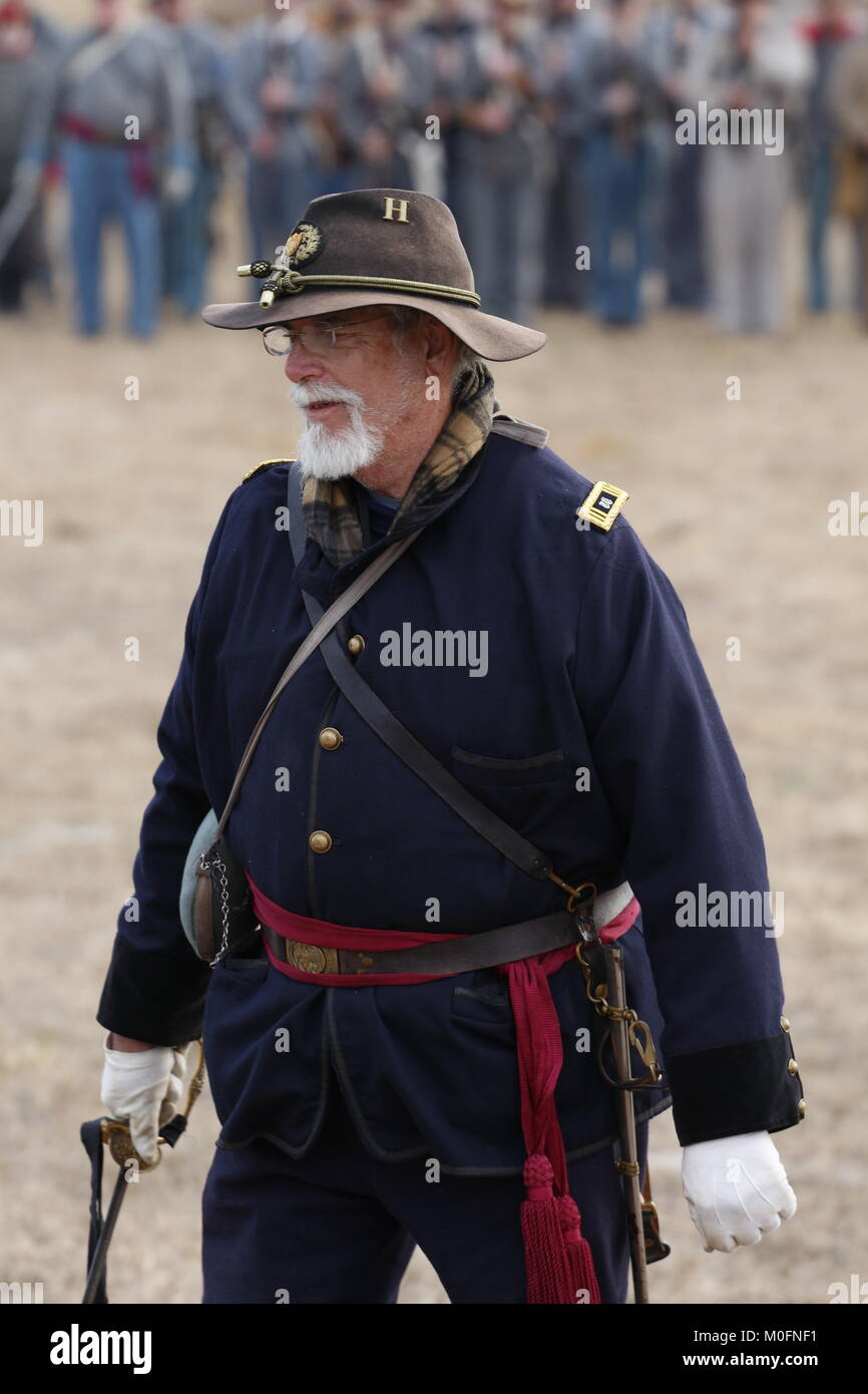 Union Offizier mit Truppen zu einem Bürgerkrieg Re-enactment einer Schlacht, in der Hernando County, Florida im Juli passiert der L 864. Stockfoto