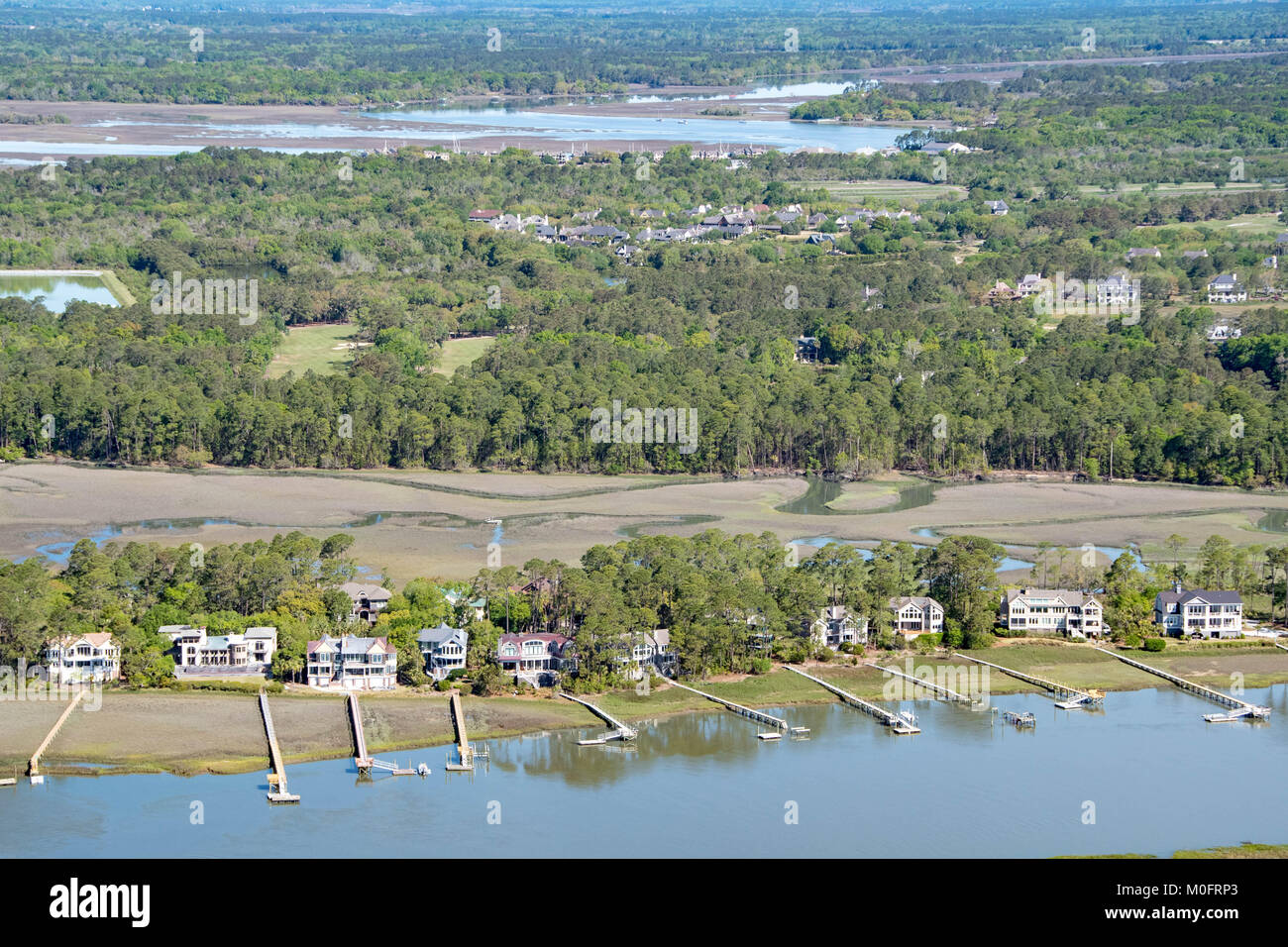 Küstengemeinschaft sitzt am Rand des Wassers in South Carolina Stockfoto