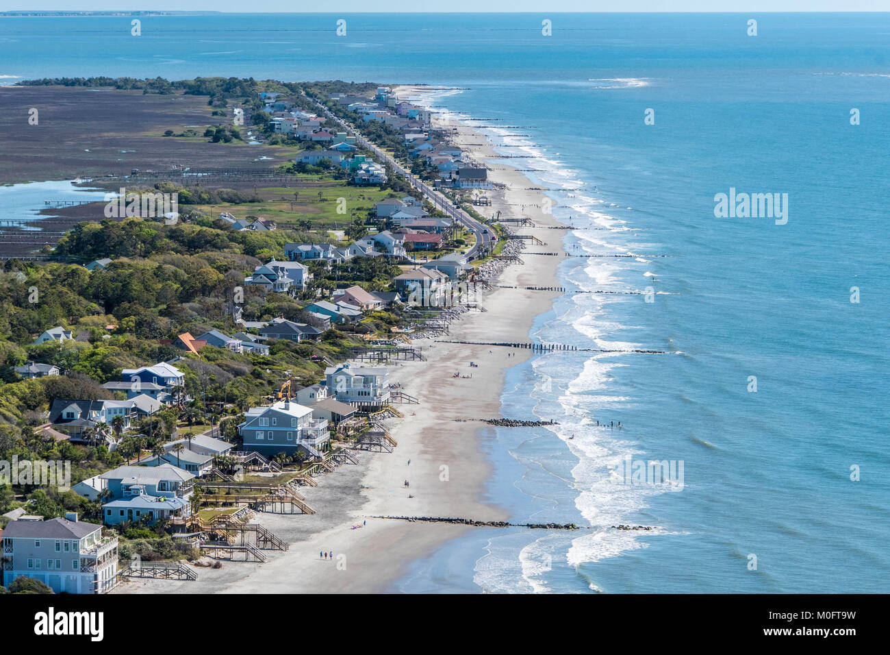 Stattliche Strand Wohnungen mit Blick auf den blauen Gewässern vor der Küste South Carolina Stockfoto