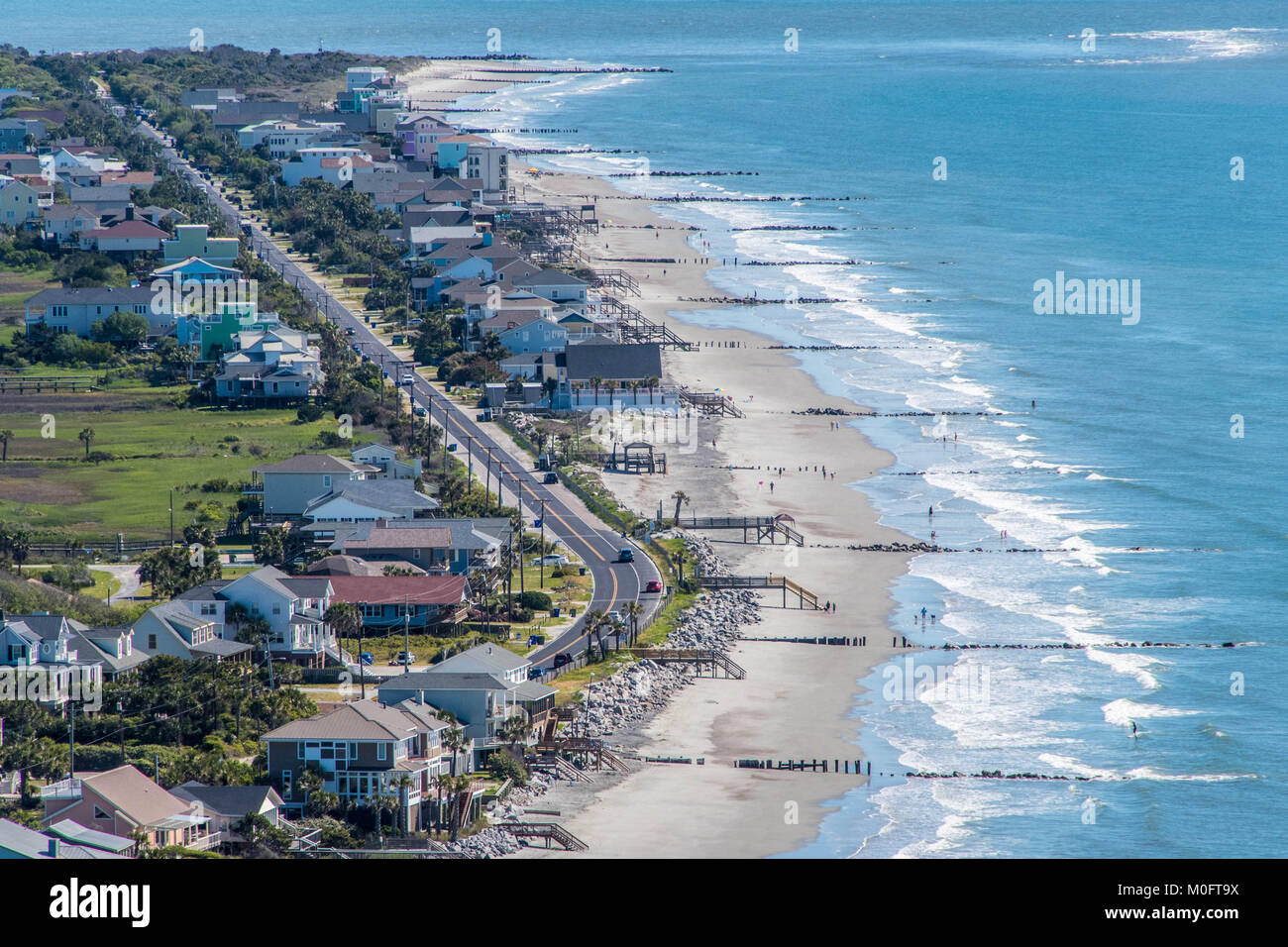 Stattliche Strand Wohnungen mit Blick auf den blauen Gewässern vor der Küste South Carolina Stockfoto
