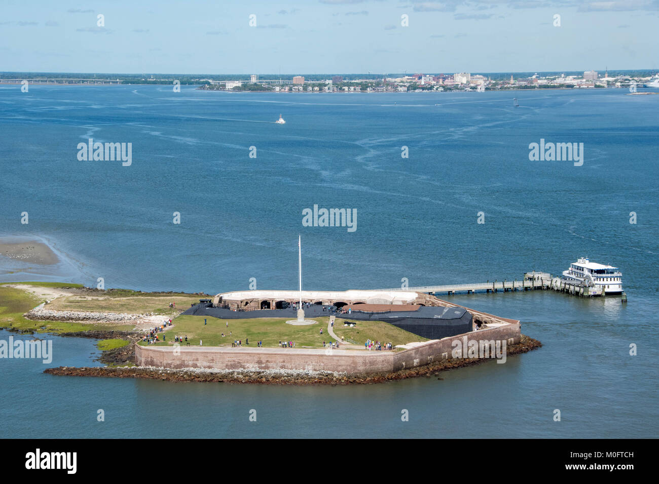 Besucher kommen mit dem Boot das historische Fort Sumter in Charleston, South Carolina nach Tour Stockfoto