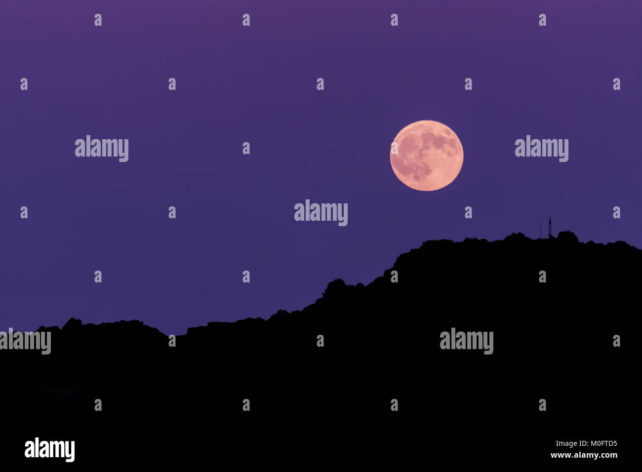 Uv-Nachthimmel mit Full moon Silhouette erschossen. Stockfoto
