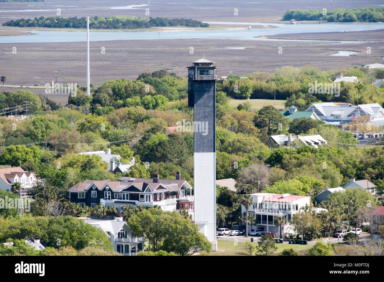 Ältere Leuchtturm erhebt sich über Küstengemeinde in South Carolina Stockfoto