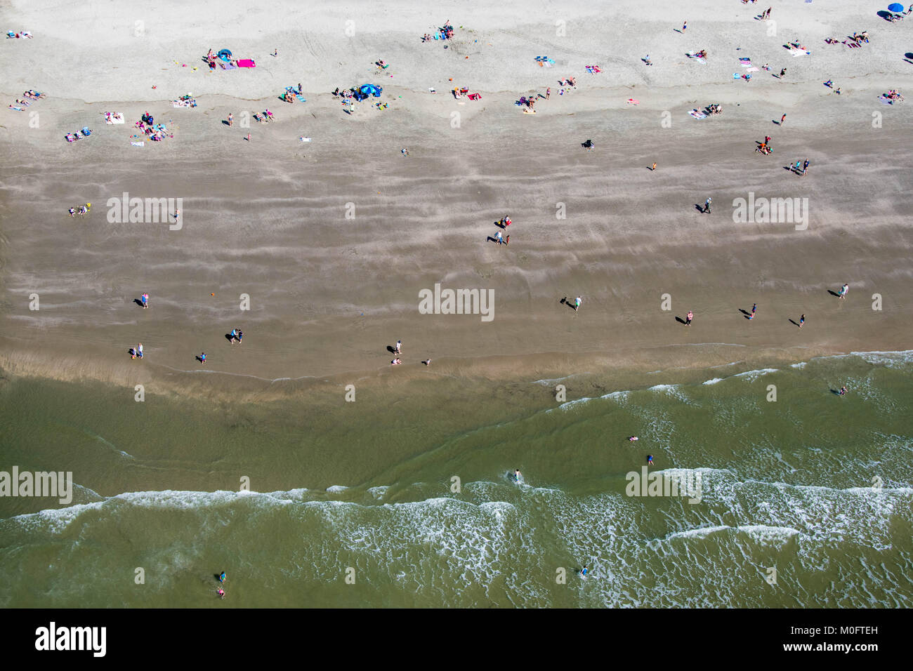 Antenne von strandgängern genießen die Sonne und Sand an der Küste von South Carolina Stockfoto