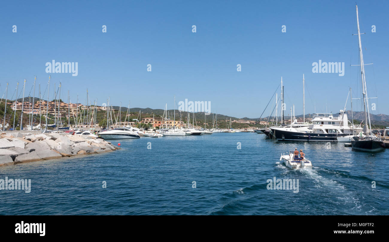 Sardinien PORTISCO - August 1st, 2009: Eingang zum kleinen Hafen von Athen an der Costa Smeralda, einer der am meisten überfüllten touristischen Destinationen von Bo Stockfoto