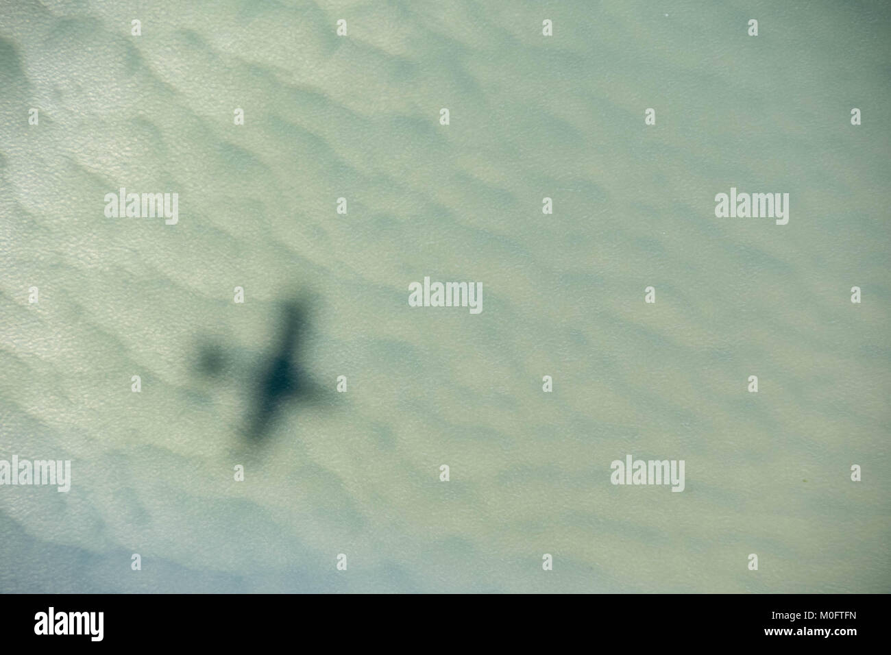 Schatten des Wasserflugzeug über Meer Wasser, South Carolina Stockfoto