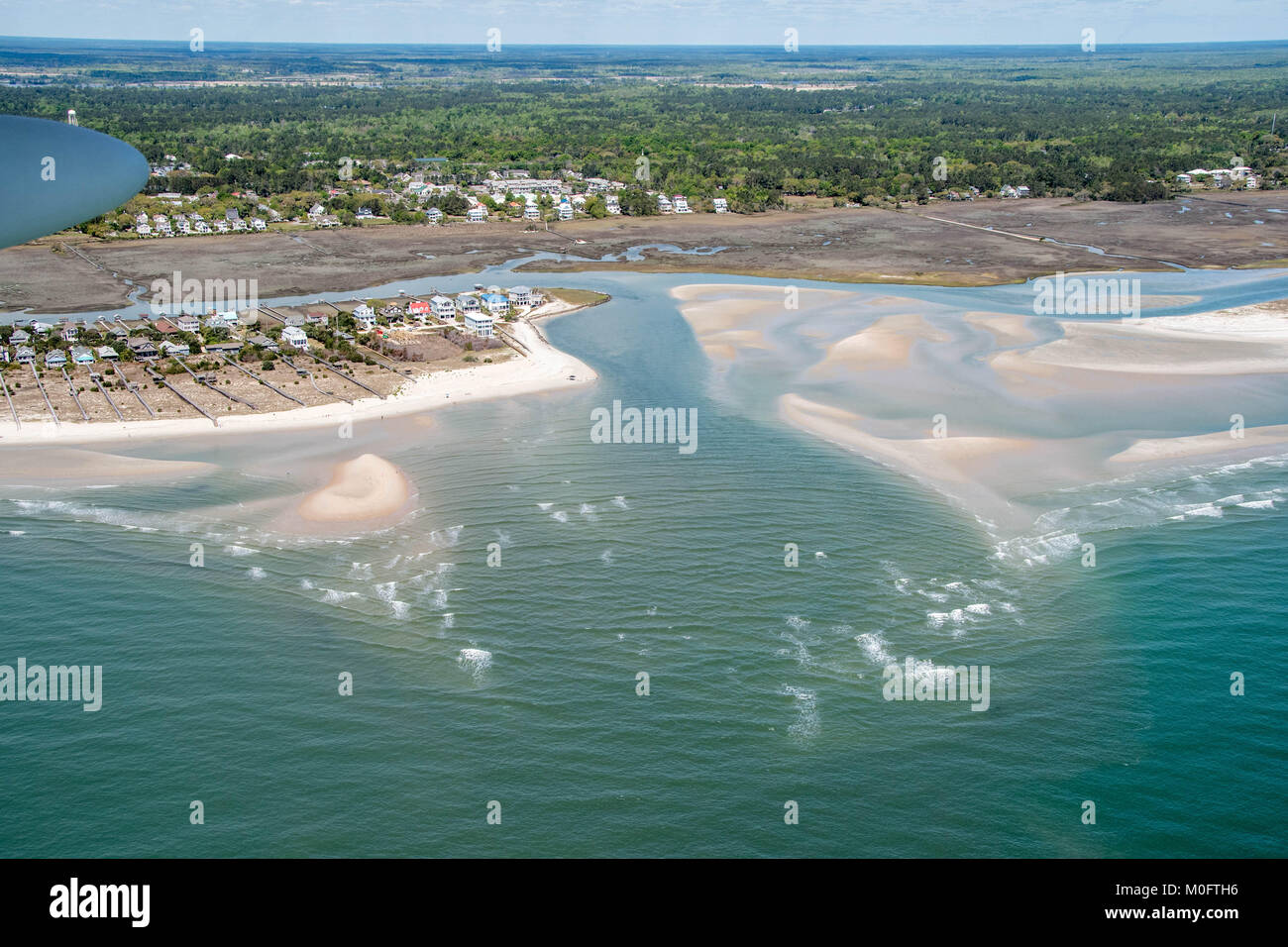 Sand bars auf der Oberfläche des Meer Wasser verweilen durch stattliche Häuser am Strand in Myrtle Beach, South Carolina Stockfoto
