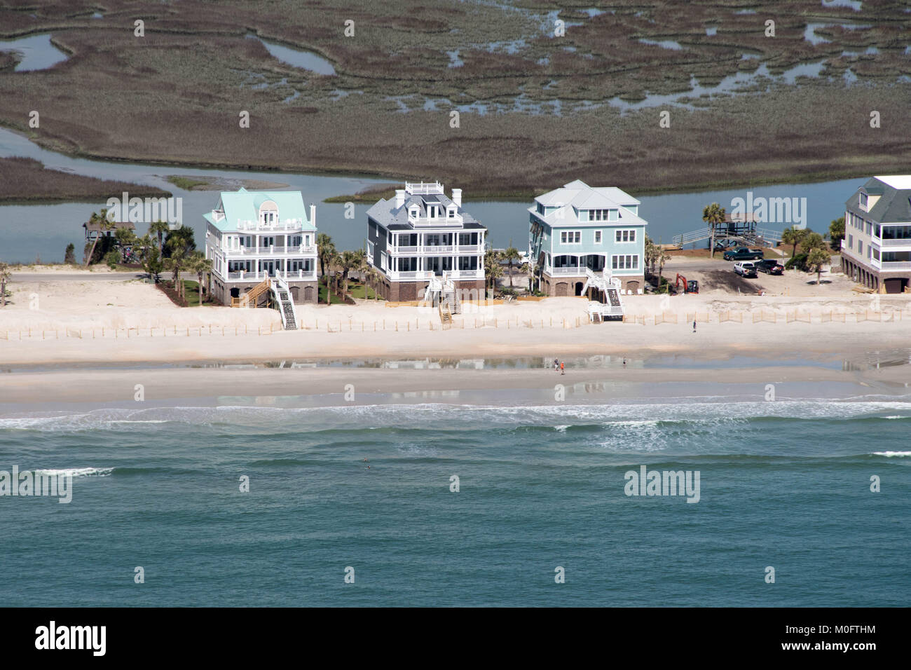 Stattliche Strand Wohnungen mit Blick auf das blaue Wasser von Myrtle Beach, South Carolina Stockfoto