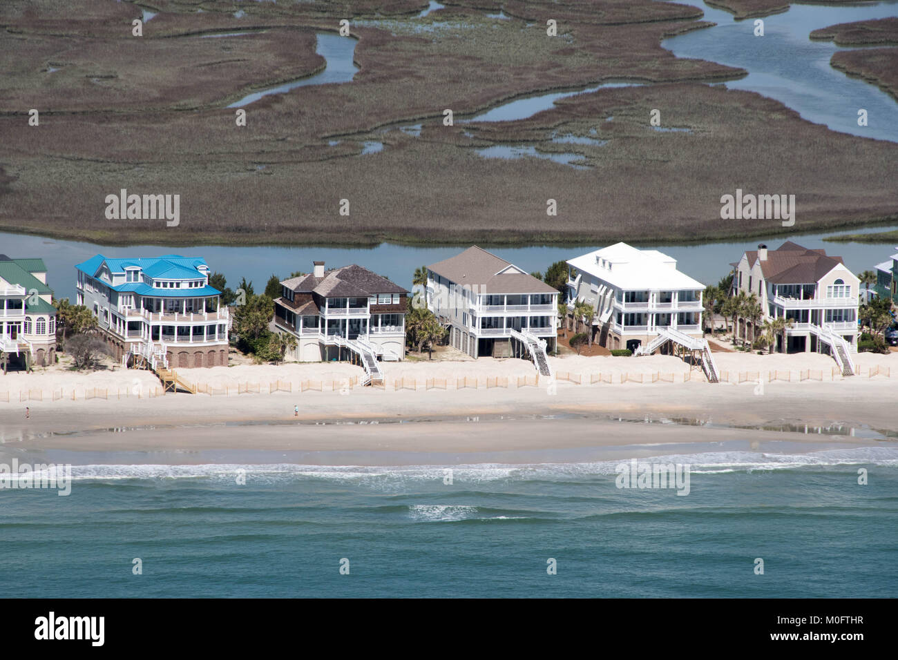 Stattliche Strand Wohnungen mit Blick auf das blaue Wasser von Myrtle Beach, South Carolina Stockfoto