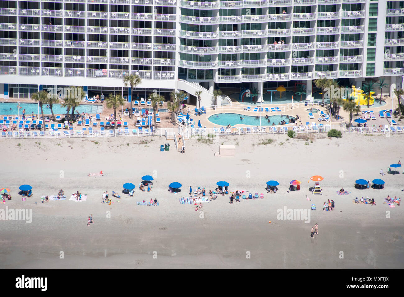Beachgoers genießen Sie die Zeit in den Sand und am Pool im Resort in Myrtle Beach, South Carolina Stockfoto