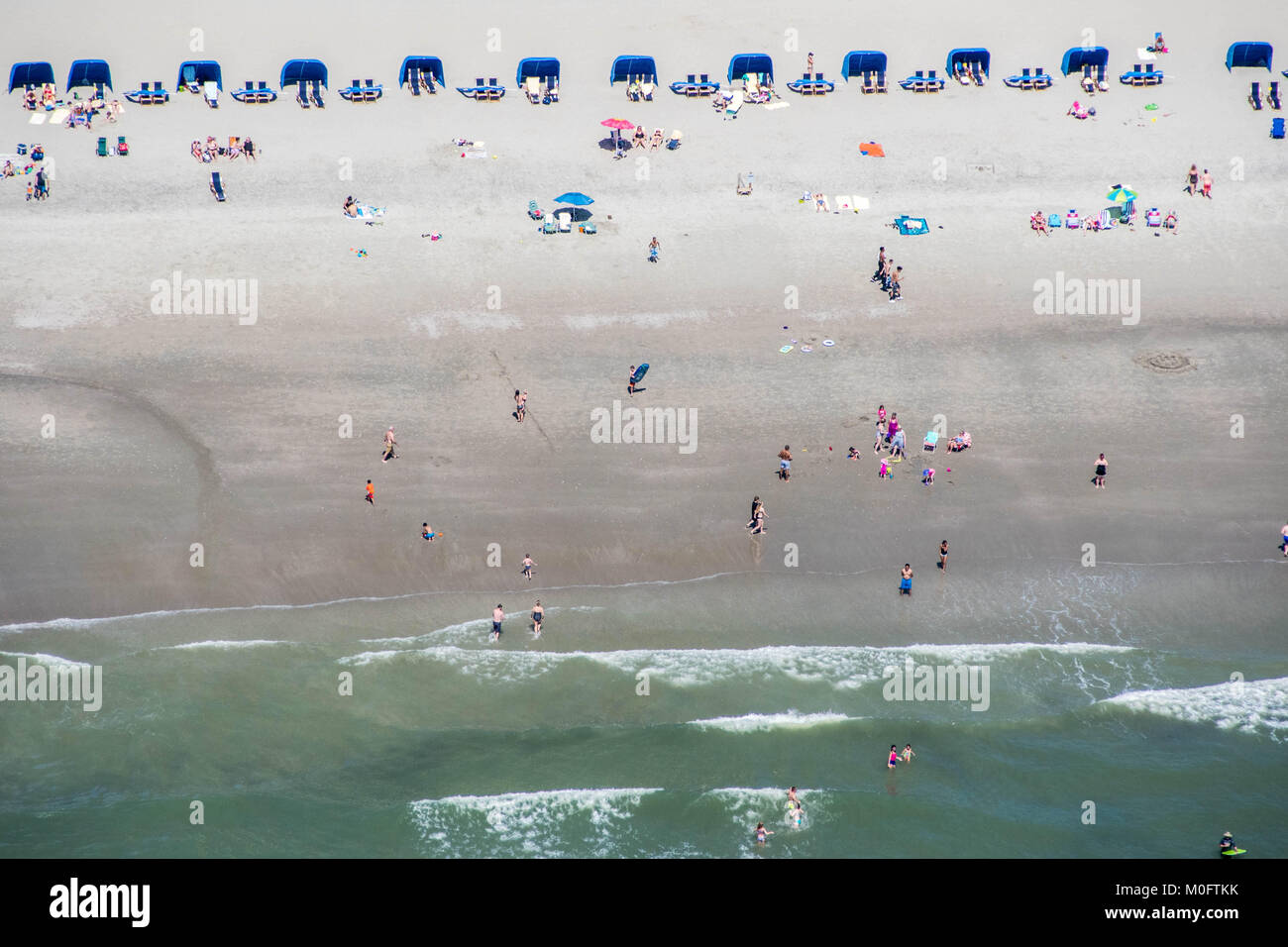 Beachgoers genießen Sie die Sonne, Sand und Wasser von Myrtle Beach, South Carolina Stockfoto